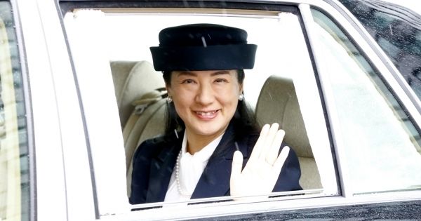 冷たい雨の中、両陛下をお見送りするため皇居にお入りの雅子さま（4月8日）