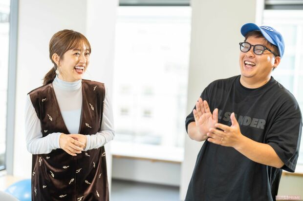 放送作家・澤井直人(右)と菊地亜美 撮影/佐藤靖彦