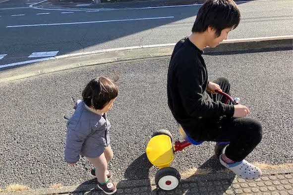 父親の塚越寛人さんと湊斗くん(画像は遺族提供)