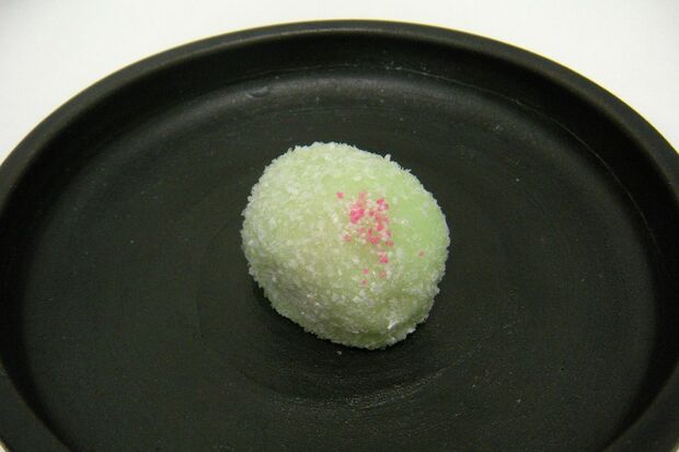 こぼれ萩　京菓子の菓銘には、和歌の一節や俳句の季語などからとった季節感を表す雅な名前が多い