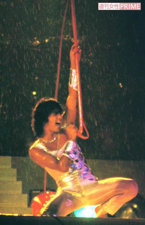 スタンドマイクを使った派手なアクションで絶唱（1980年）