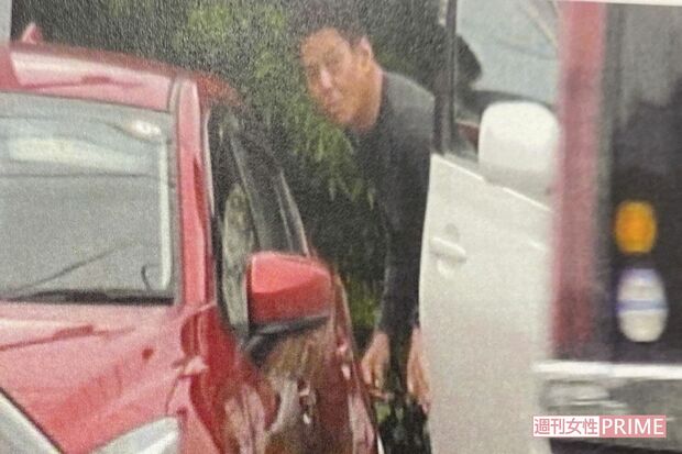 周囲を警戒しながらA子さんの車に移ろうとする松本憲二議員