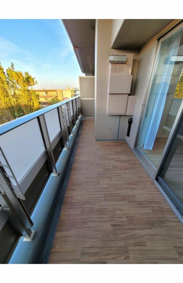 悲劇が起きたバルコニー。柵の高さは1・2メートルほどで幼児が飛び越えるのは不可能だが…（HPより）