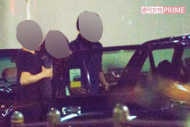 手越祐也が乗るタクシーに女性が乗ろうとする場面('16年)