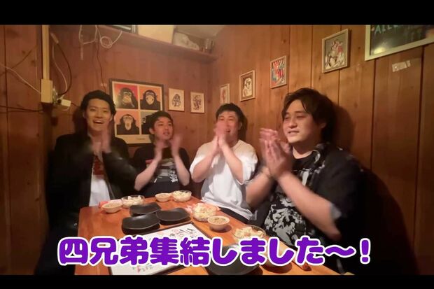 『霜降り明星』粗品（左）や『シモリュウ』の2人とは自分たちで「四兄弟」を称するほど親交が深い『ダブルヒガシ』の大東翔生（右）（粗品のYouTubeチャンネルより）