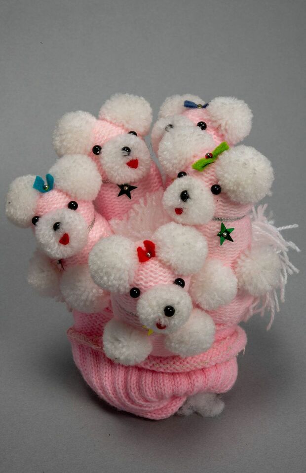 【軍手人形（作者不詳）】カラー軍手人形もおかんアートの一大ジャンル。こちらはなんと指の数だけ命が生まれたお得感! かわいいぬいぐるみでありながら、なぜか有機的な空気すら感じさせる名品　撮影／都築響一	