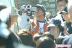 息子の運動会でビデオを撮る浜田雅功