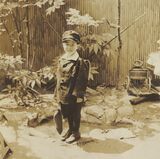 裕福なカメラ商の長男として生まれた。小学校1年生、両国の実家の庭にて