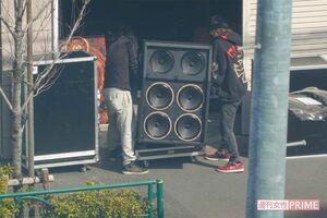 2026年2月中旬、『the GazettE』が使用する倉庫から自身の荷物を取り出す葵（左）。その後、荷物は楽器店に搬入された