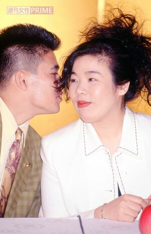 1997年、ドラマ『ふぞろいの林檎たち4』の制作発表で、中島唱子(右)に耳打ちする柳沢慎吾