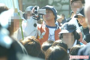 息子の運動会でビデオを撮る浜田雅功