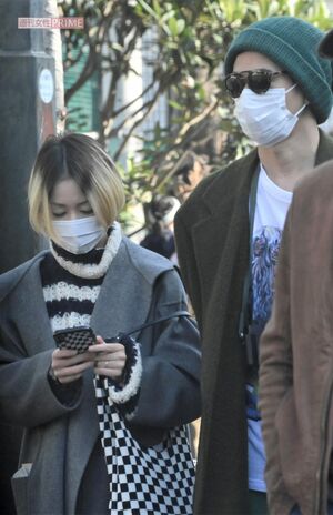 入場の列に並ぶ永山瑛太と木村カエラ