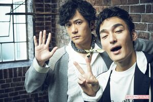 香取カメラマンがパシャ。アレ、つよぽんが目をつぶっちゃった。これって、慎吾ちゃんの狙い……かな!?