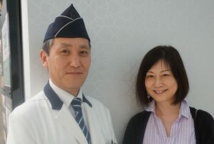 「ぜひご来店ください！」と惣菜・弁当担当マネージャーの鈴木さん（左）と、広報の宮川さん