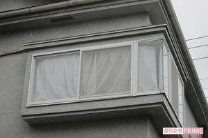 警察の監視をブロックするように閉められたカーテン