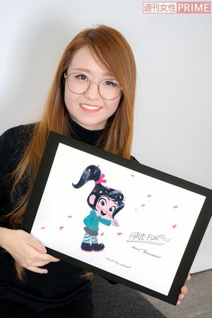 アミ・トンプソンさん。『週刊女性』のためにイラストを描いてくれました! 撮影/佐藤靖彦 (c)2018 Disney. All Rights Reserved.