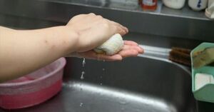  手のひらで丸めたタオルを挟んで水気をはらおうとする子も