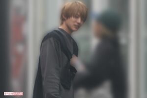 『推しの子』撮影中に休憩する櫻井海音