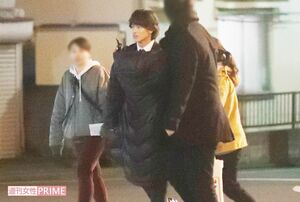 この日は、作中のC5の制服ジャケットを着て撮影に臨んでいた（2018年『花のち晴れ』）