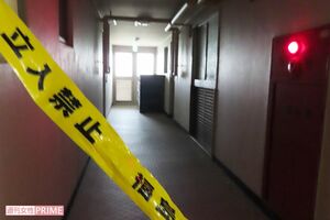 1階奥の右側が容疑者宅。通路には福島県警の規制線が張られていた