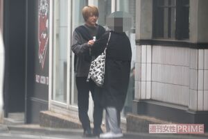 『推しの子』撮影中に休憩する櫻井海音