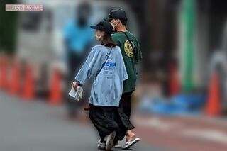 オープンしたばかりの飲食店をのぞくなど、Aさんと街ブラデートを楽しんでいた『四千頭身』後藤