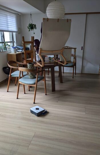 床にはモノを置かない。リビングの椅子を机に上げてロボット掃除機もスイスイ!