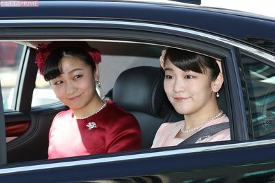 陛下のお誕生日行事で皇居に入られる眞子さまと佳子さま（２月23日）