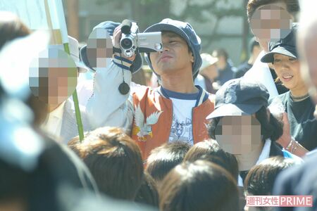 息子の運動会でビデオを撮る浜田雅功