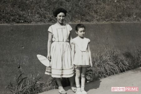幼少期はいつも母娘2人で行動していた