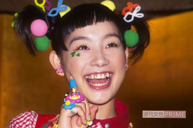 かつての篠原ともえはカラフルな服装にぱっつん前髪がトレードマークだった