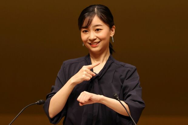 鳥取のご視察では、手話パフォーマンス甲子園の開会式にて、手話を披露された(9月14日)