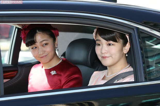 陛下のお誕生日行事で皇居に入られる眞子さまと佳子さま（２月23日）