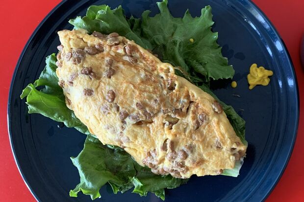 オムレツにひき肉の代わりに納豆を入れれば、カロリー控えめでありながら満腹感が得られる。（画像はイメージです）