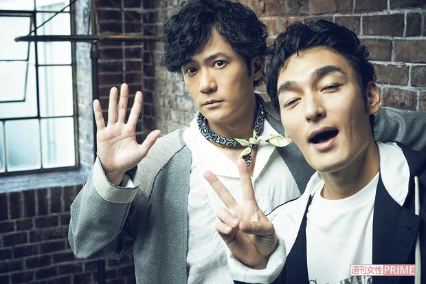 香取カメラマンがパシャ。アレ、つよぽんが目をつぶっちゃった。これって、慎吾ちゃんの狙い……かな!?