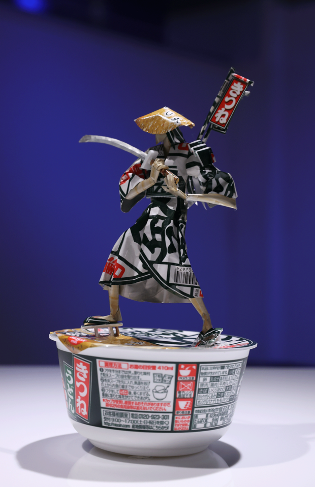 どん兵衛の侍・「フタのデザインを見たときに、着物の模様が思い浮かび、和のイメージで侍を作りました。着物のシワ感を出してリアルに。笠は油揚げ（の部分）を使っています」（撮影／吉岡竜紀）
