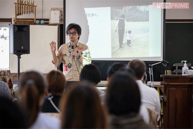 保護者に向けてさまざまな手法を指導する奥田さん