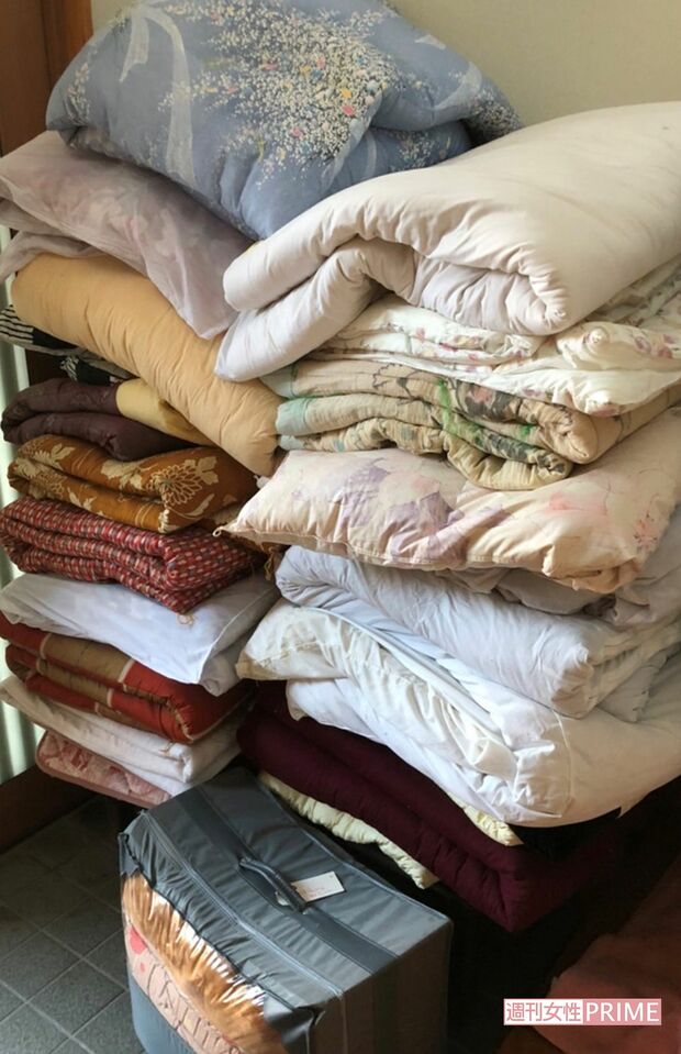 押し入れに収められていた、10数組の布団（ブログ「それでも実家は売れました～施設に入所した親の家の片づけと見守り介護日記～」より）