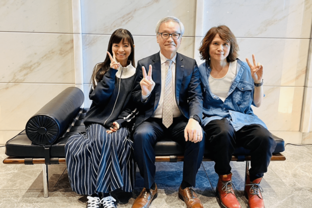 婚姻届の証人である鳥貴族の大倉社長との3ショット