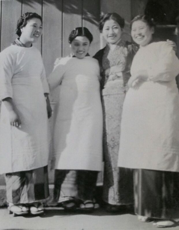 正月、晴れ着の上に白衣を羽織る看護師たち。1940年ごろ撮影