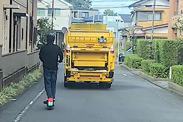 電動キックボードを使用した「走らないごみ収集」のようす　写真提供／相模原市
