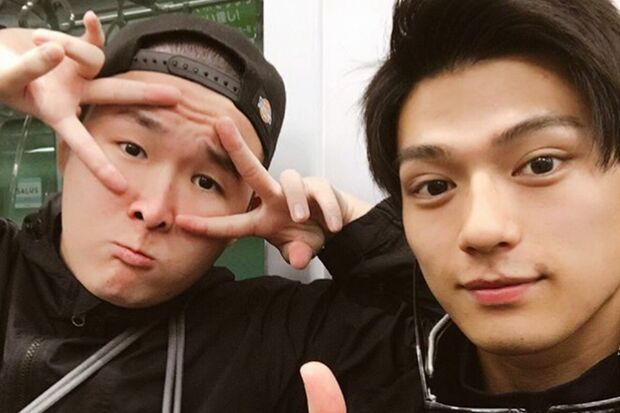 電車内での草野大成と新田真剣佑（インスタグラムより）