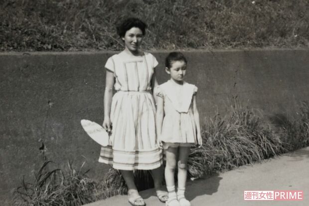 幼少期はいつも母娘2人で行動していた