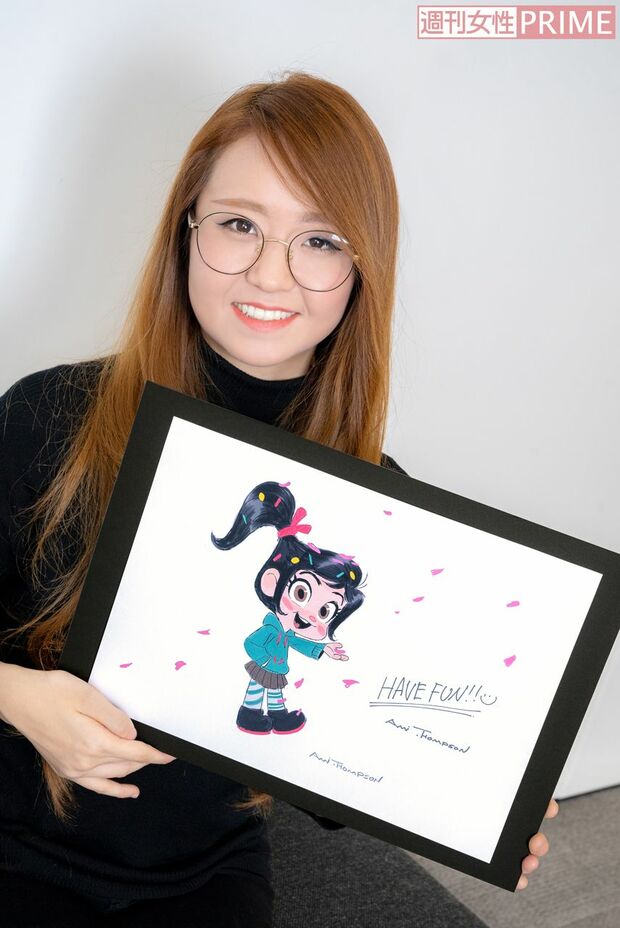 アミ・トンプソンさん。『週刊女性』のためにイラストを描いてくれました！　撮影／佐藤靖彦　(c)2018 Disney. All Rights Reserved.