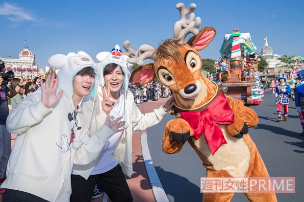 鈴やリボンでおめかししたコミカルなトナカイと仲よしスリーショット！「今しか会えないキャラクターもたくさん♪」（財木）「鈴の音や雪景色に、テンション上がる〜！」（横田）　撮影／廣瀬靖士　(c)Disney