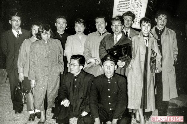 東京大学新聞部の仲間たちと。樋口さん（後列中央）は当時から「人々の生活」を守る記事を発信していた