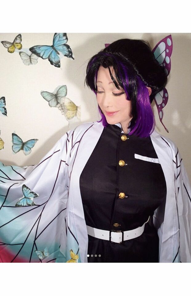 叶美香。 SNS上でいろいろなコスプレで楽しませてくれる美香様が鬼滅コスにも挑戦。羽織を脱いだ隊服姿も、凛とした雰囲気に(本人インスタグラムより)