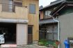 進さんが暮らした離れ（左側の建物）と、両親がいる母屋（右）は数十センチの近さ