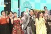 紅白で特徴的なドレスを着用した橋本環奈(NHK公式YouTubeチャンネルより)