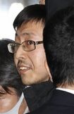 JR新大阪駅に到着したときの容疑者はうすら笑いでノーマスクだった(1月19日・共同通信)